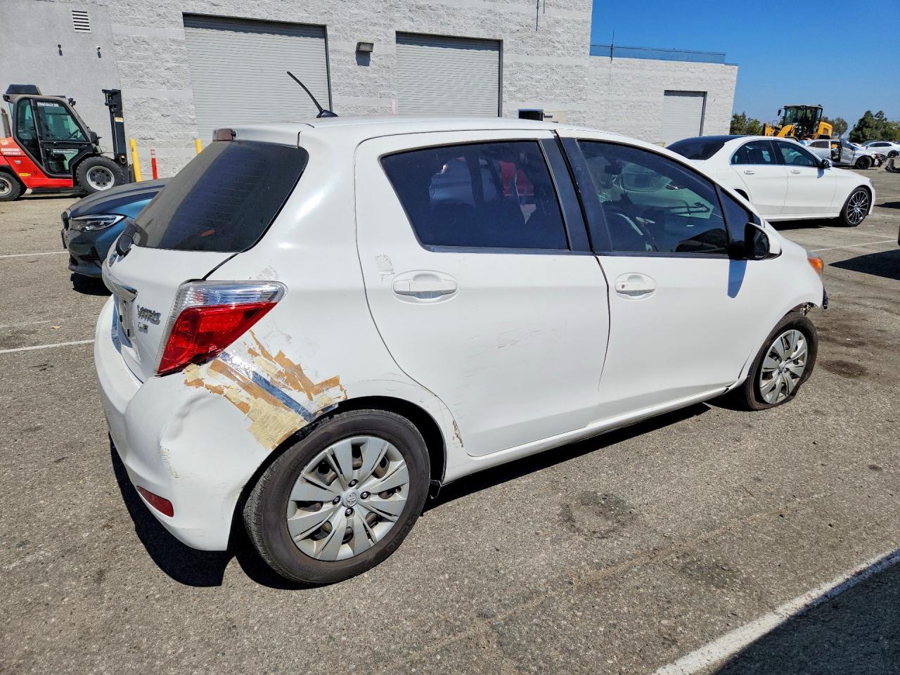 2012 Toyota Yaris 5-door Le White vin: JTDKTUD34CD516032