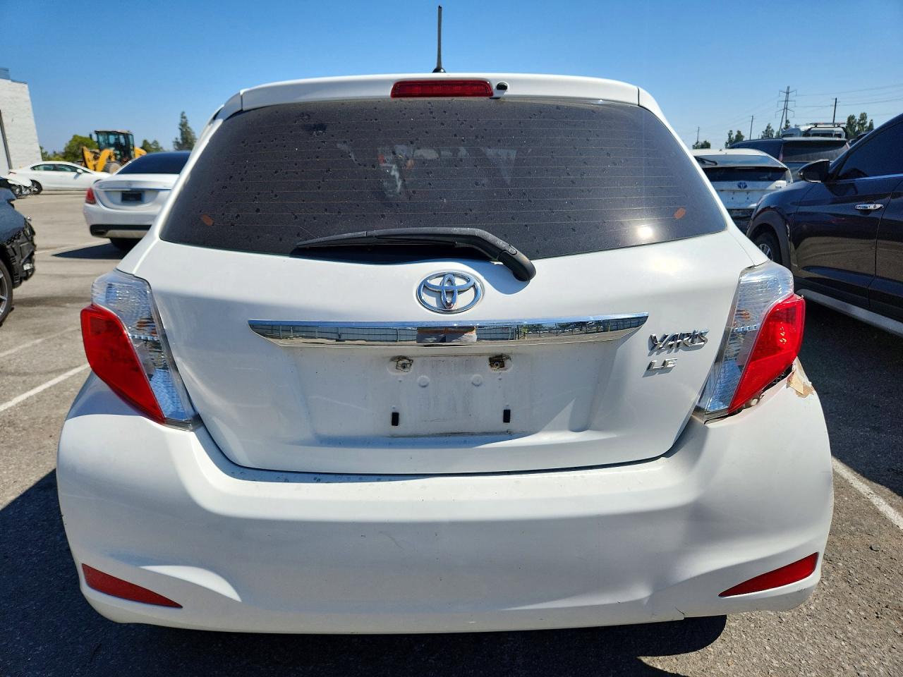 2012 Toyota Yaris 5-door Le White vin: JTDKTUD34CD516032