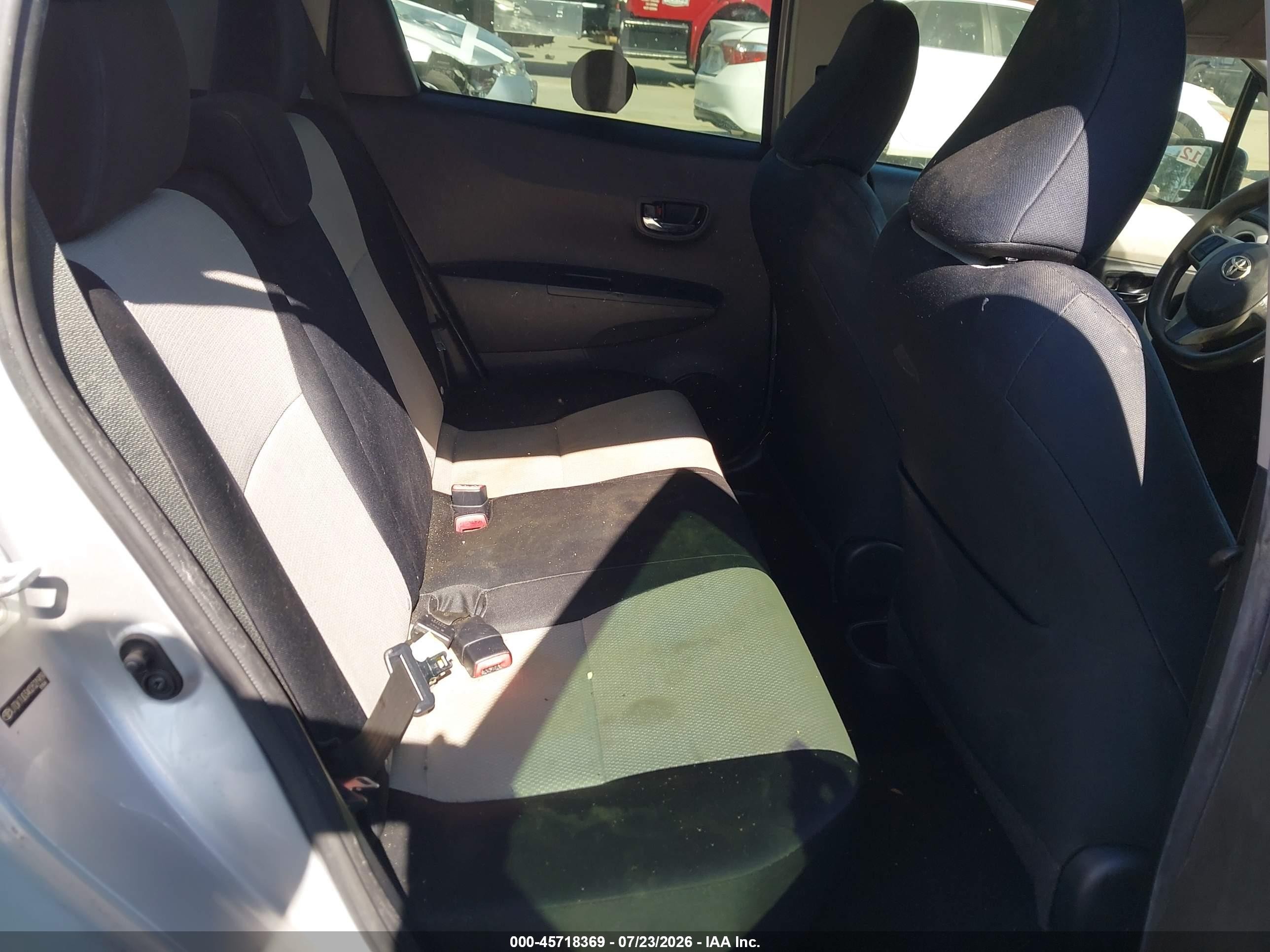 2012 Toyota Yaris Le Silver vin: JTDKTUD34CD521909