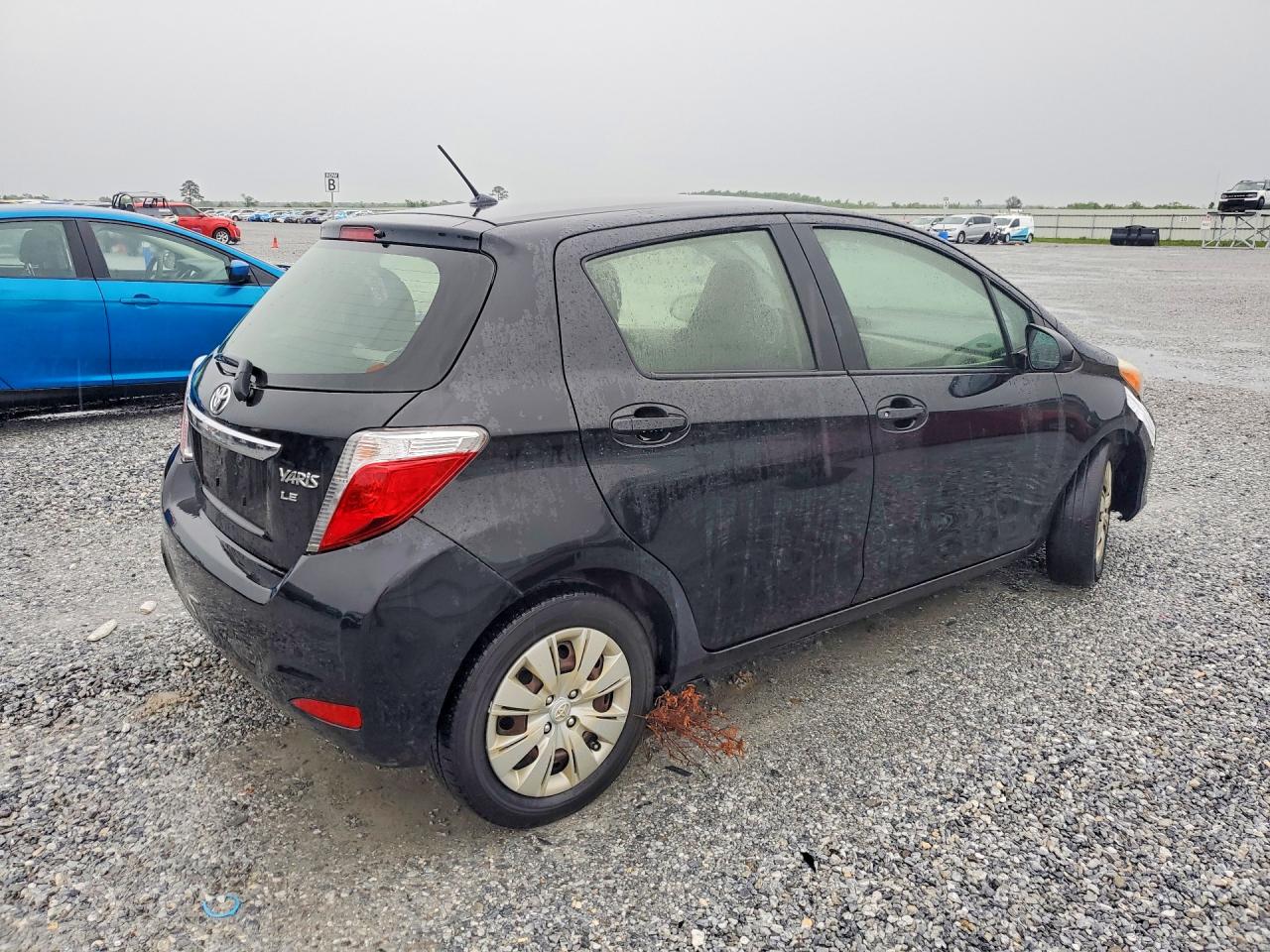 2012 Toyota Yaris 5-door Le Black vin: JTDKTUD34CD526821