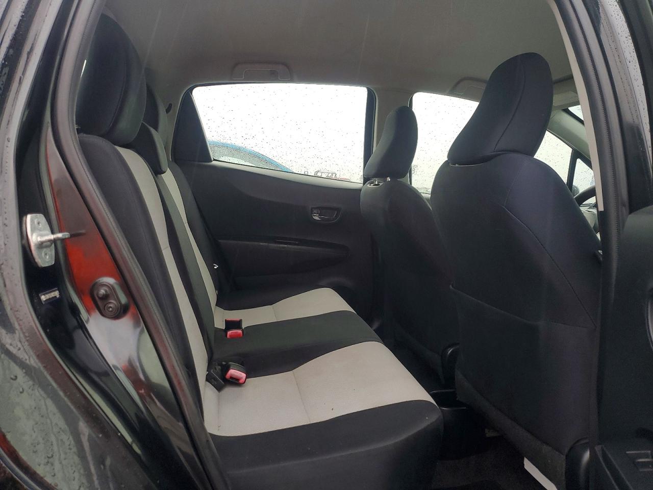 2012 Toyota Yaris 5-door Le Black vin: JTDKTUD34CD526821