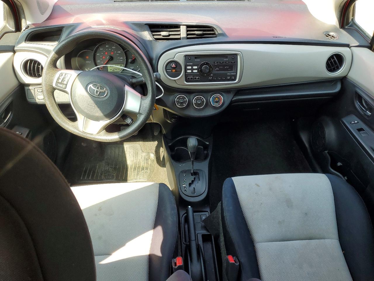 2012 Toyota Yaris 5-door Le Red vin: JTDKTUD34CD537544