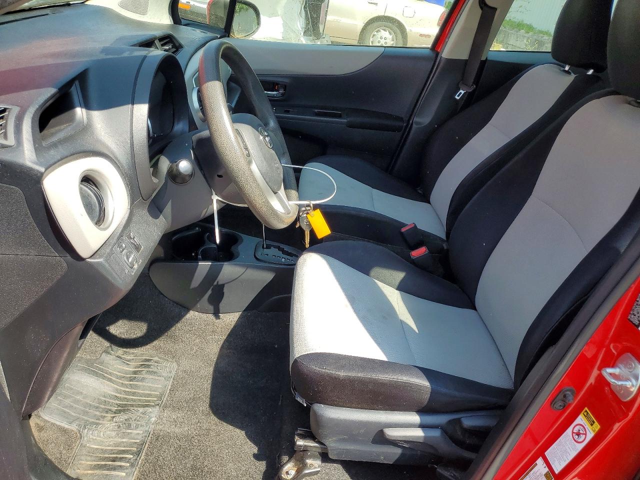 2012 Toyota Yaris 5-door Le Red vin: JTDKTUD34CD537544