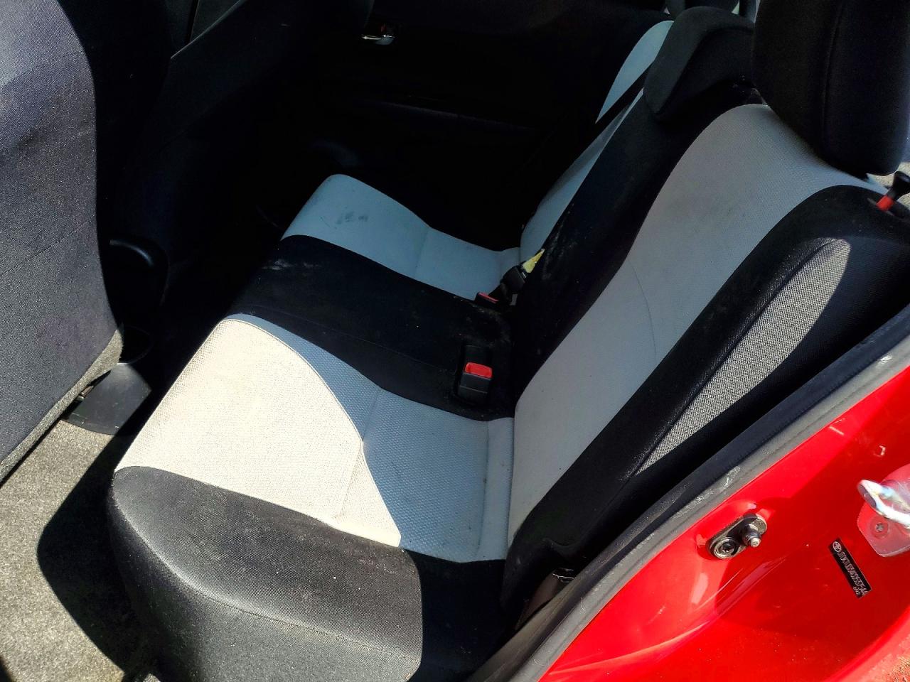 2012 Toyota Yaris 5-door Le Red vin: JTDKTUD34CD537544
