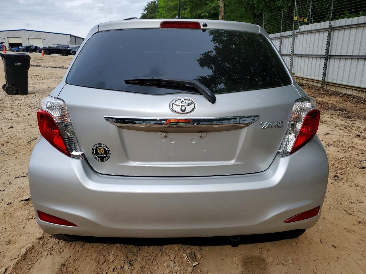 2013 Toyota Yaris 5-door L Silver vin: JTDKTUD34DD544625