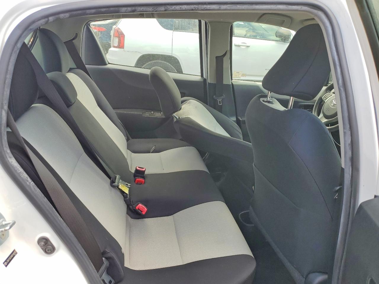 2013 Toyota Yaris 5-door L White vin: JTDKTUD34DD546987