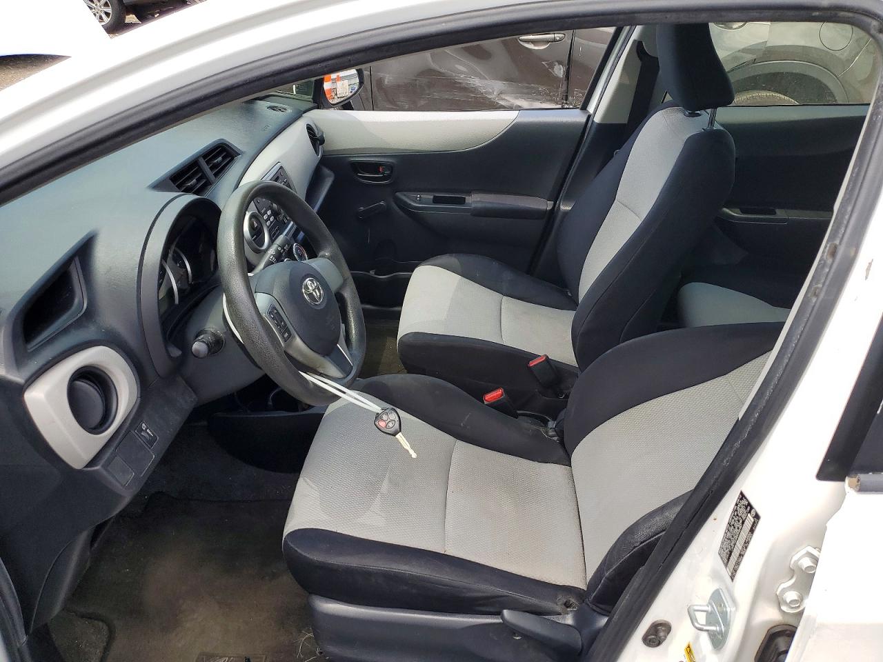 2013 Toyota Yaris 5-door L White vin: JTDKTUD34DD546987