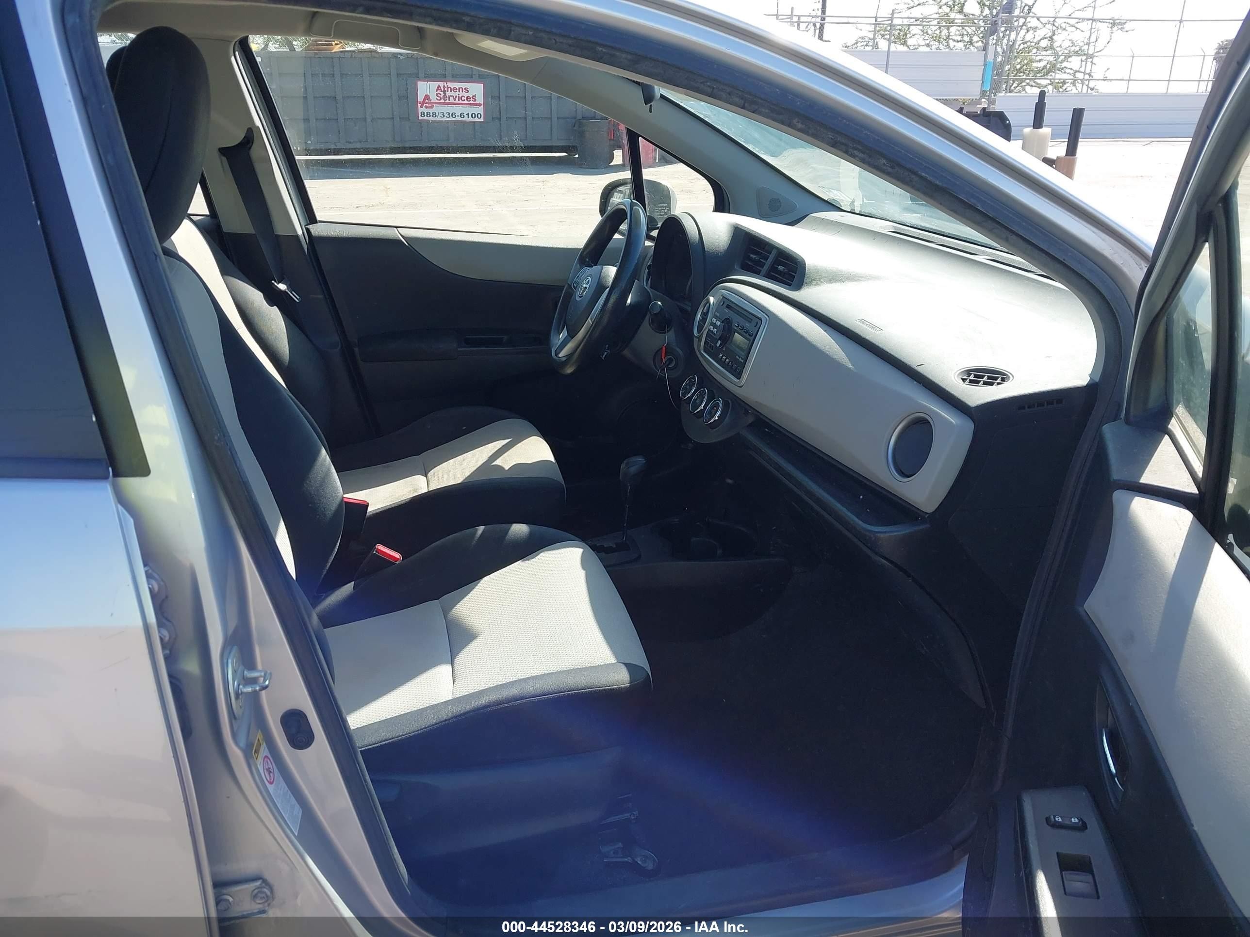 2014 Toyota Yaris Le (tmc/cbu Plant) Серебряный vin: JTDKTUD34ED580851