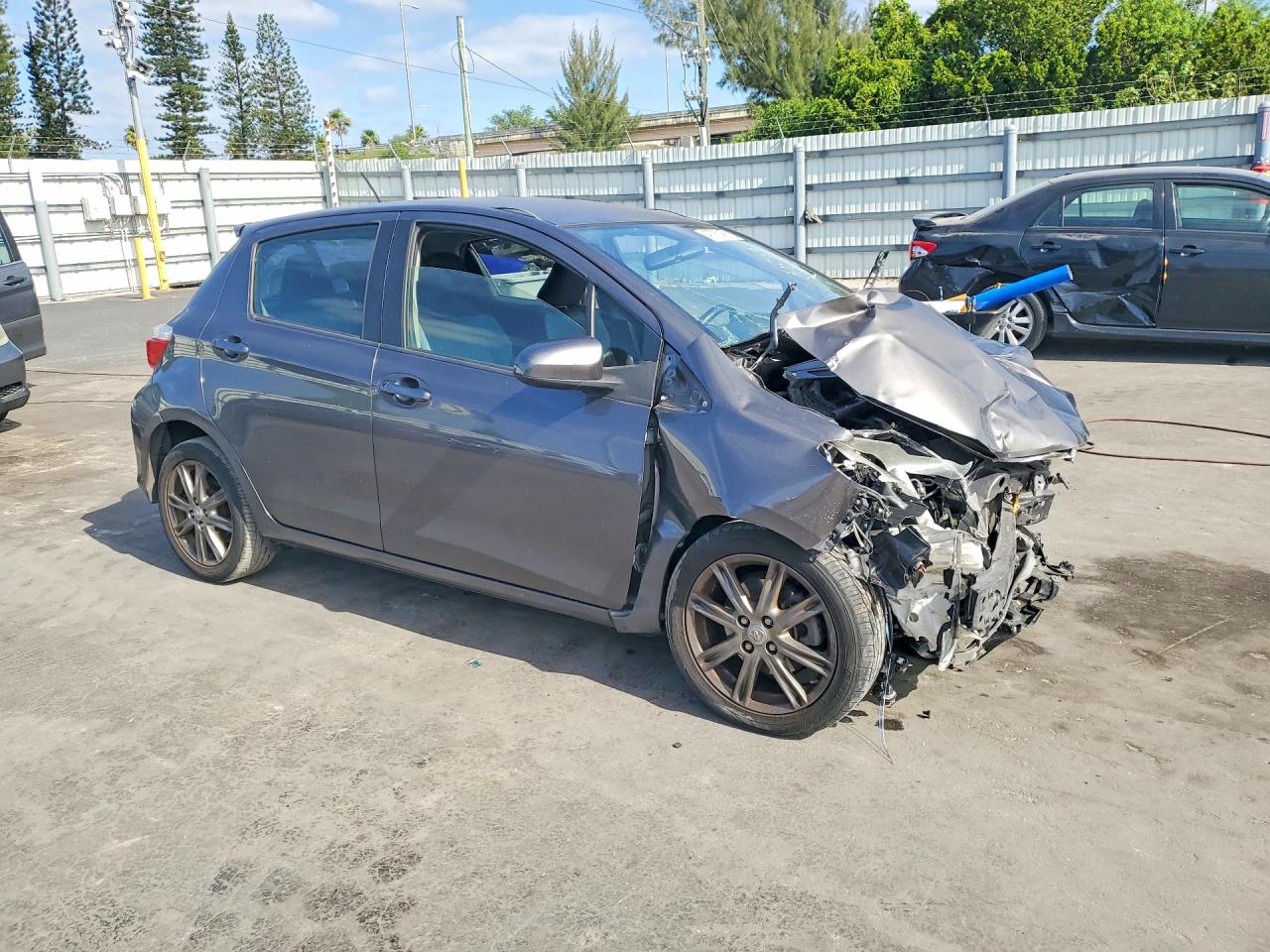 2014 Toyota Yaris 5-door Se Gray vin: JTDKTUD34ED581420