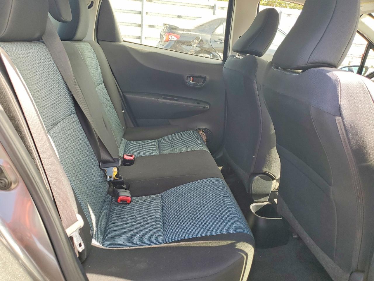2014 Toyota Yaris 5-door Se Gray vin: JTDKTUD34ED581420