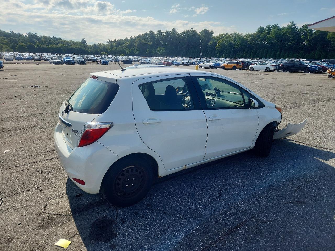 2014 Toyota Yaris 5-door Le White vin: JTDKTUD34ED588366