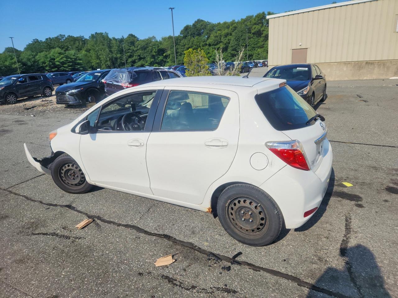 2014 Toyota Yaris 5-door Le White vin: JTDKTUD34ED588366