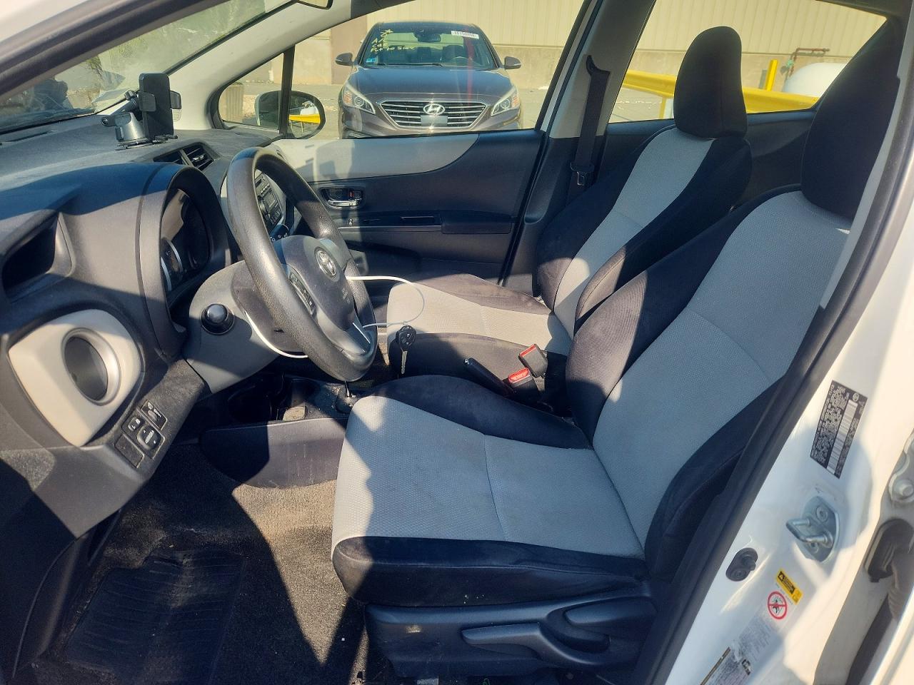 2014 Toyota Yaris 5-door Le White vin: JTDKTUD34ED588366