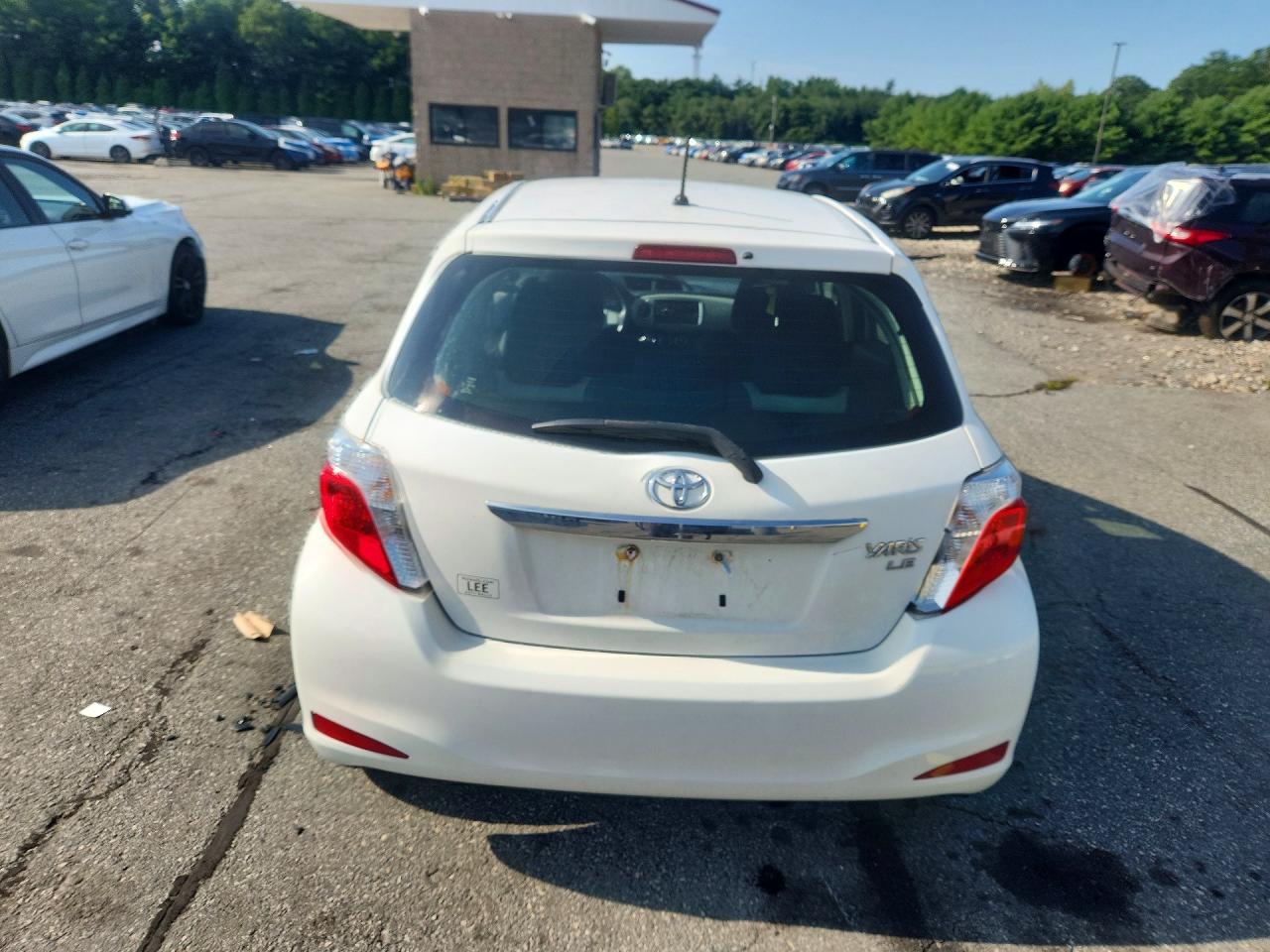 2014 Toyota Yaris 5-door Le White vin: JTDKTUD34ED588366