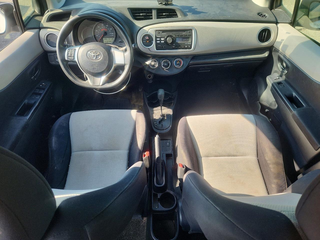 2014 Toyota Yaris 5-door Le White vin: JTDKTUD34ED588366