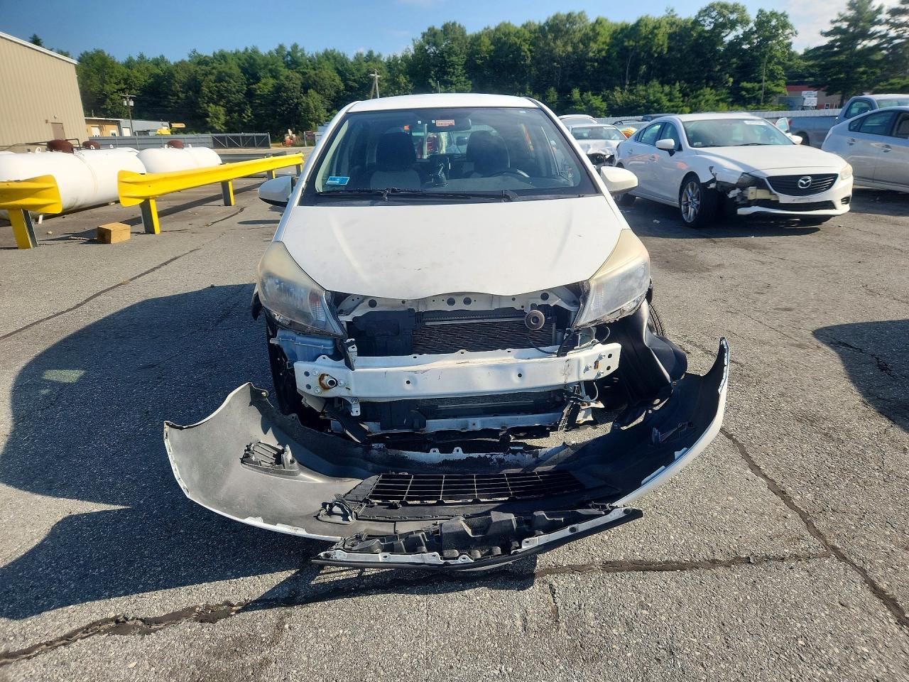 2014 Toyota Yaris 5-door Le White vin: JTDKTUD34ED588366