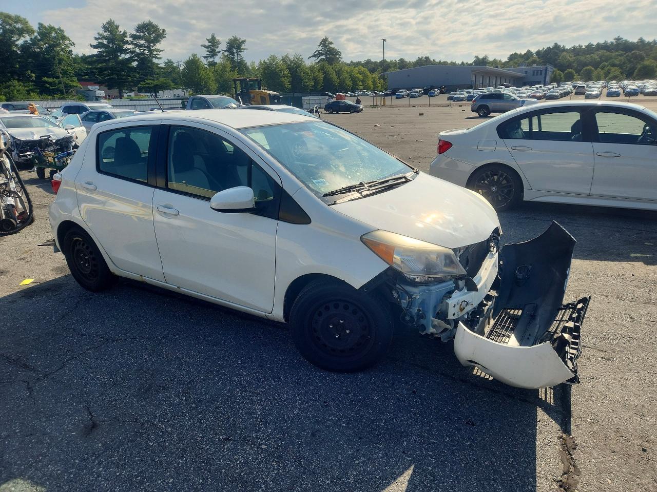 2014 Toyota Yaris 5-door Le White vin: JTDKTUD34ED588366