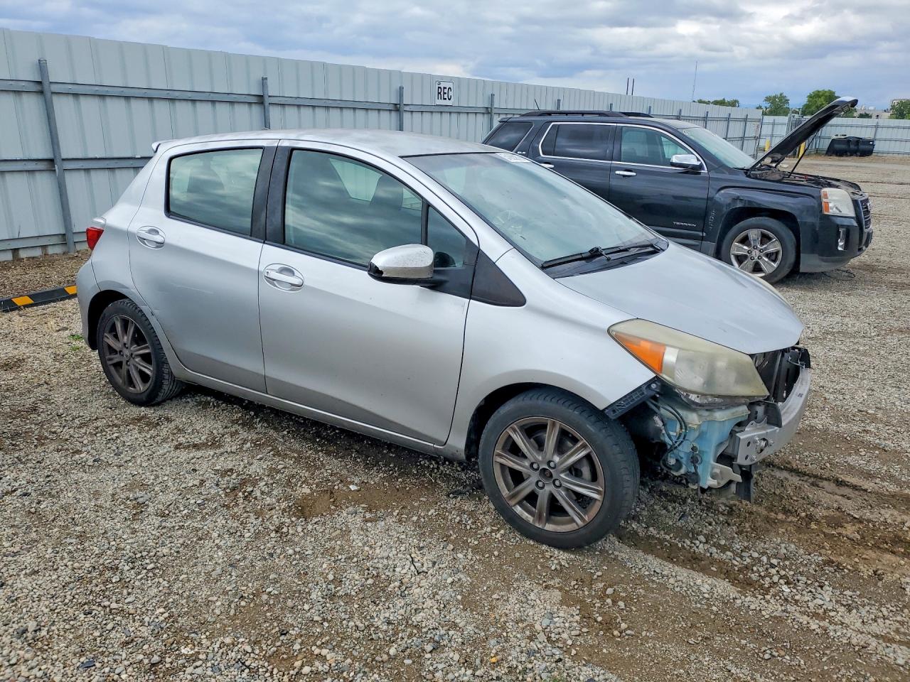 2012 Toyota Yaris 5-door Se Серебряный vin: JTDKTUD35CD501457