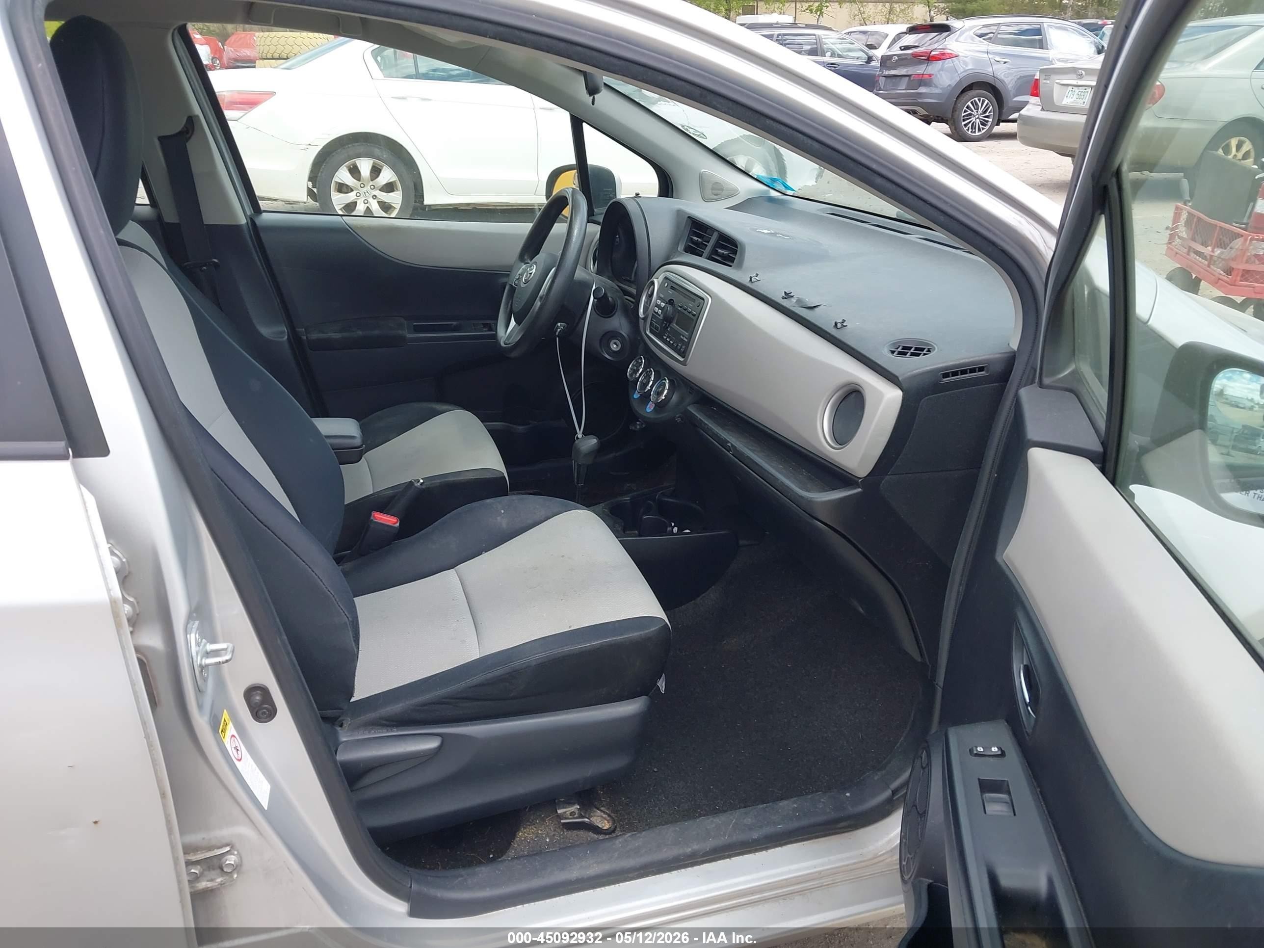 2012 Toyota Yaris Le Silver vin: JTDKTUD35CD510157