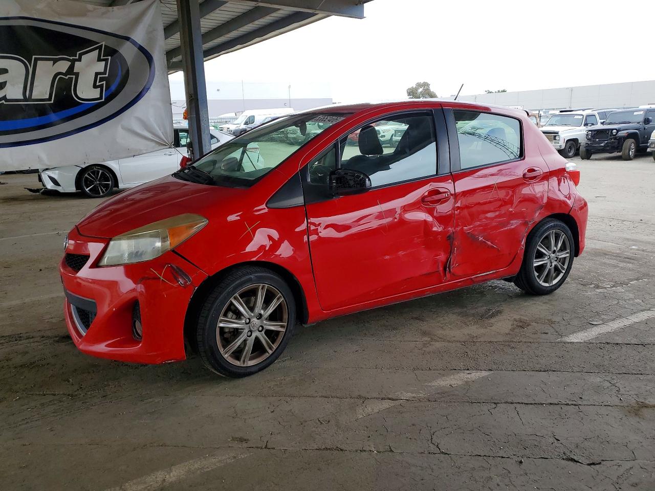 2012 Toyota Yaris 5-door Se Red vin: JTDKTUD35CD531669