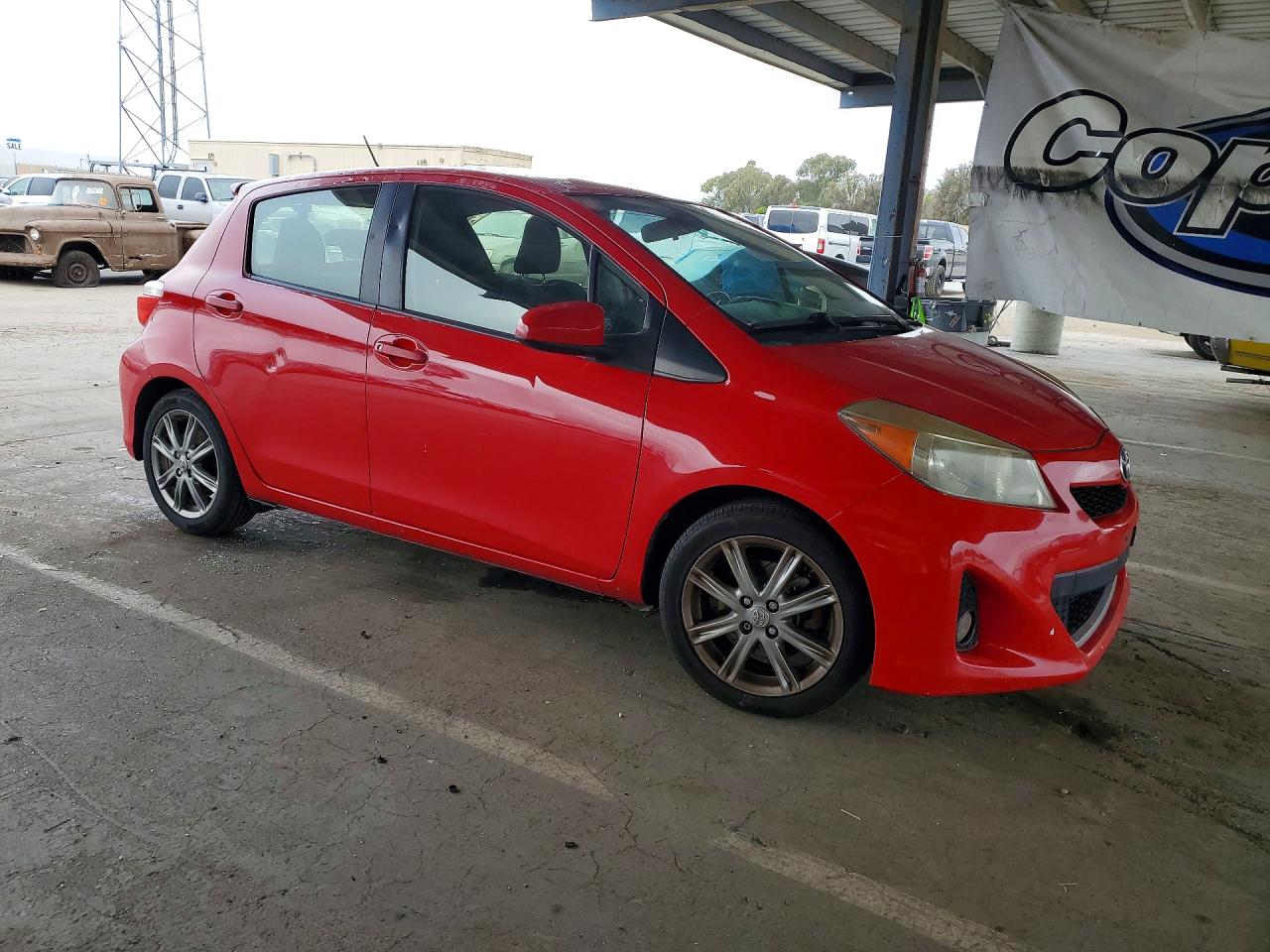 2012 Toyota Yaris 5-door Se Red vin: JTDKTUD35CD531669