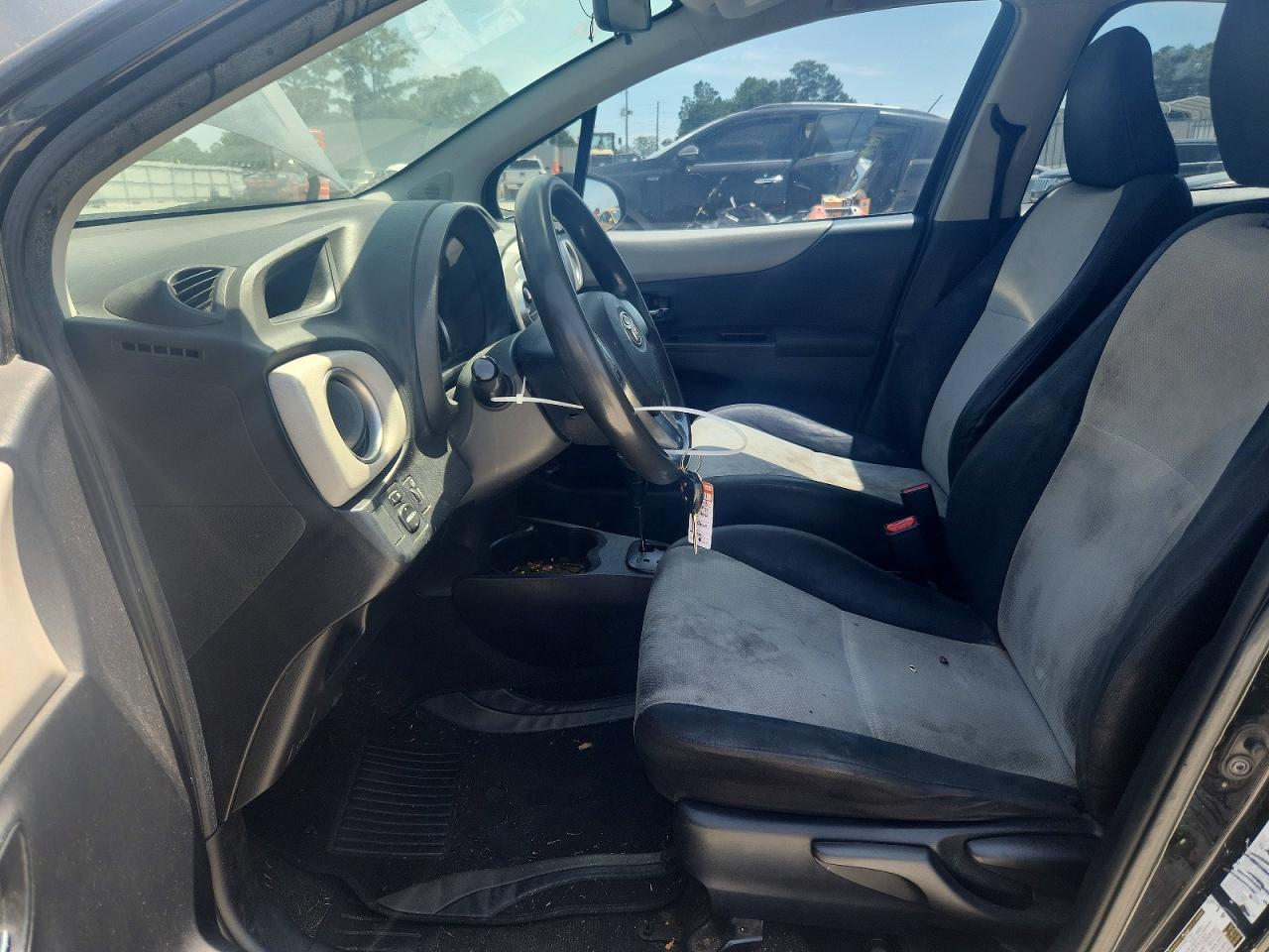 2013 Toyota Yaris 5-door Le Black vin: JTDKTUD35DD557948