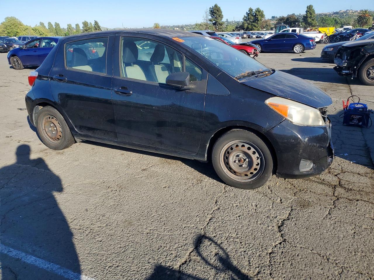 2013 Toyota Yaris 5-door Le Black vin: JTDKTUD35DD559666