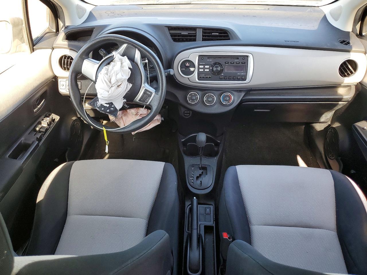 2014 Toyota Yaris 5-door Le Gray vin: JTDKTUD35ED583077