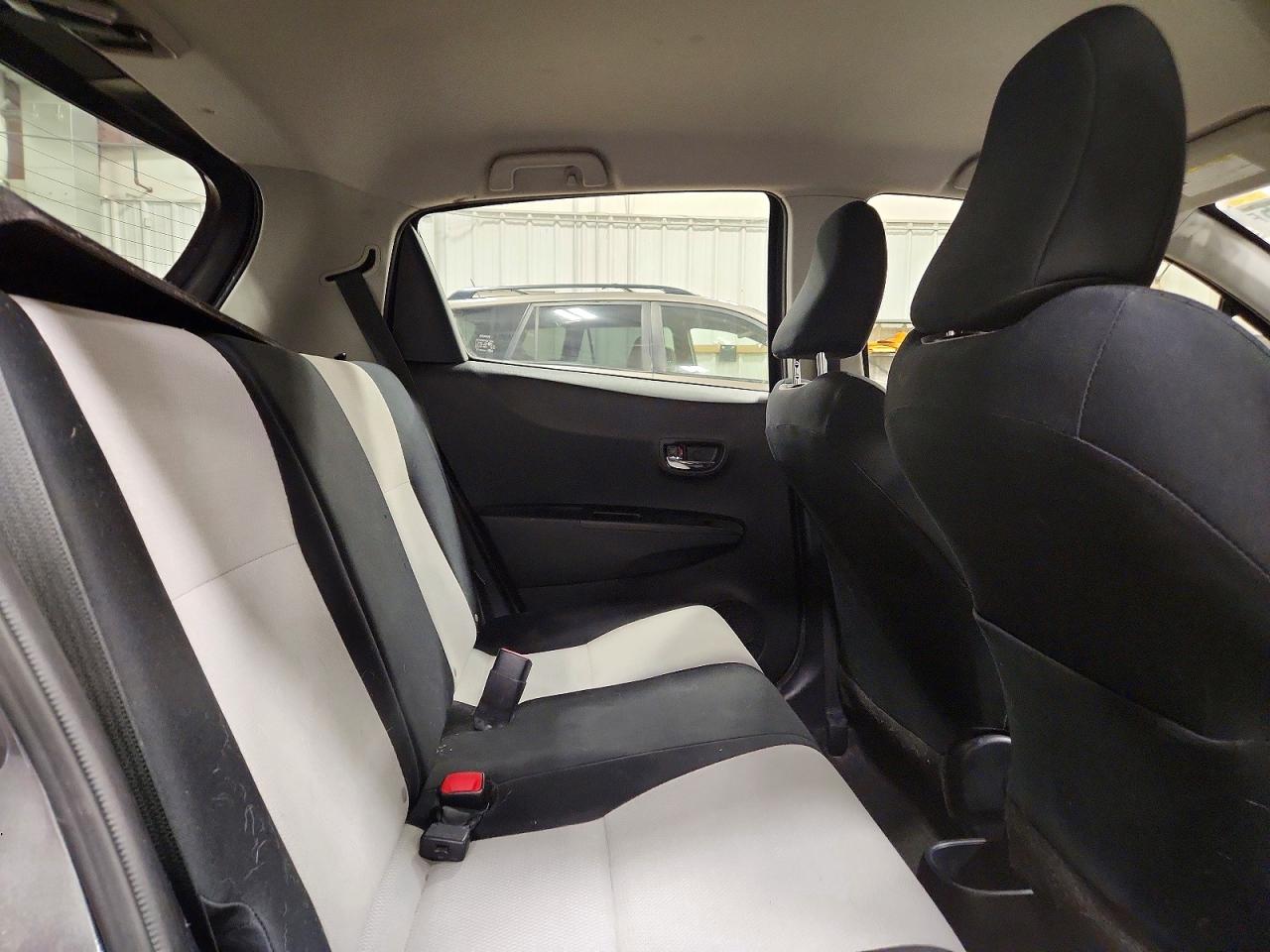 2012 Toyota Yaris 5-door Le Gray vin: JTDKTUD36CD531146