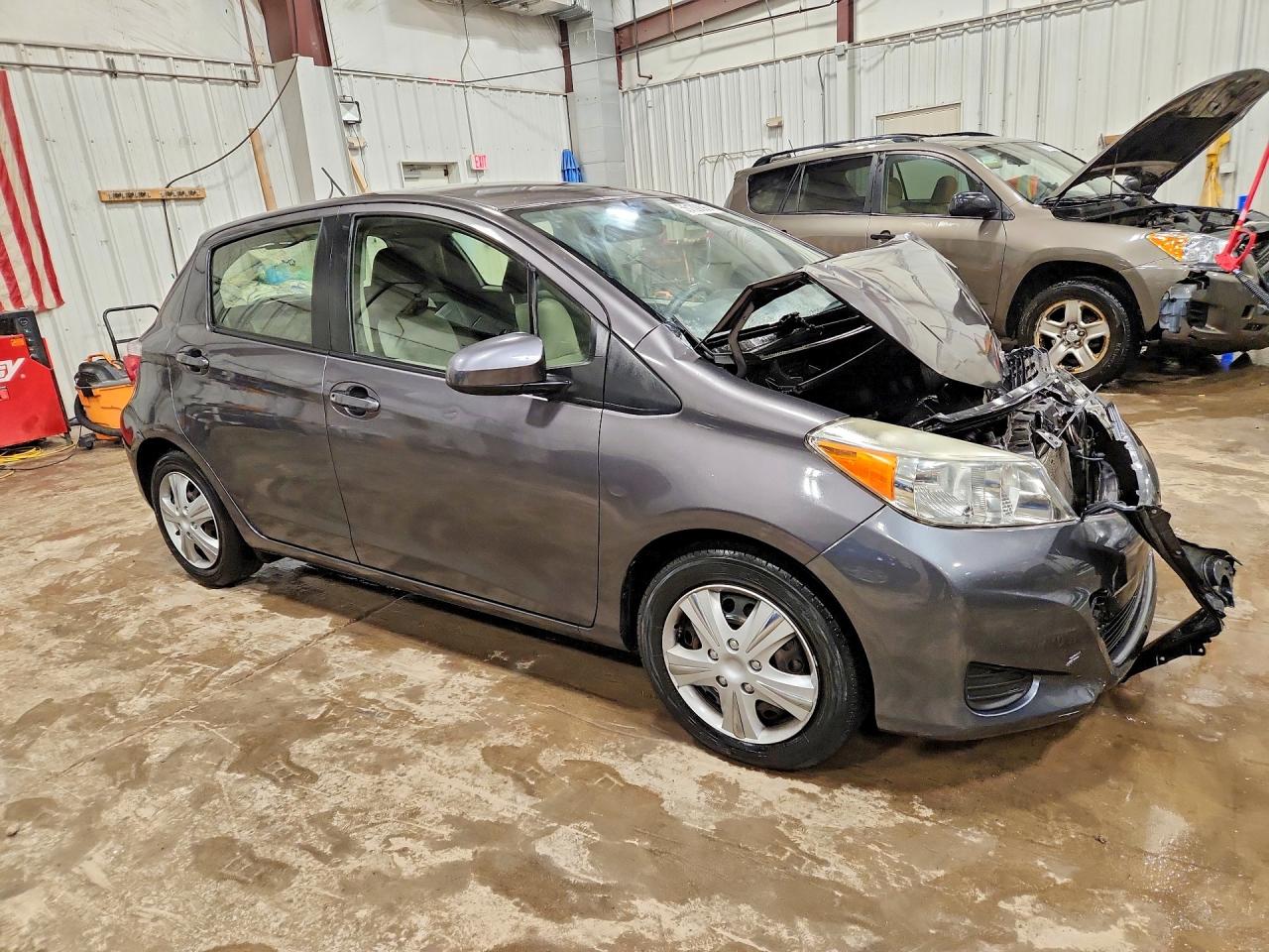 2012 Toyota Yaris 5-door Le Gray vin: JTDKTUD36CD531146