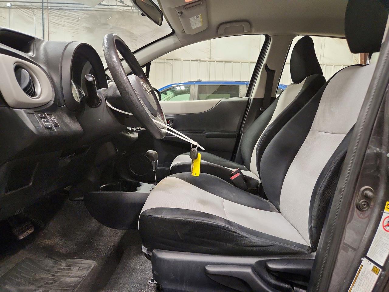 2012 Toyota Yaris 5-door Le Gray vin: JTDKTUD36CD531146