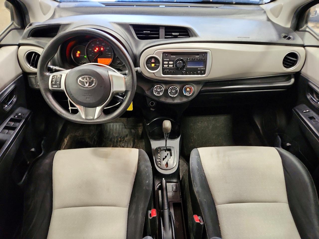 2012 Toyota Yaris 5-door Le Gray vin: JTDKTUD36CD531146