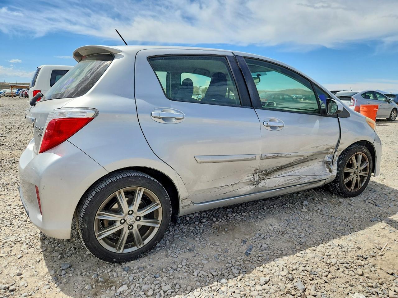 2013 Toyota Yaris 5-door Se Серебряный vin: JTDKTUD36DD542293