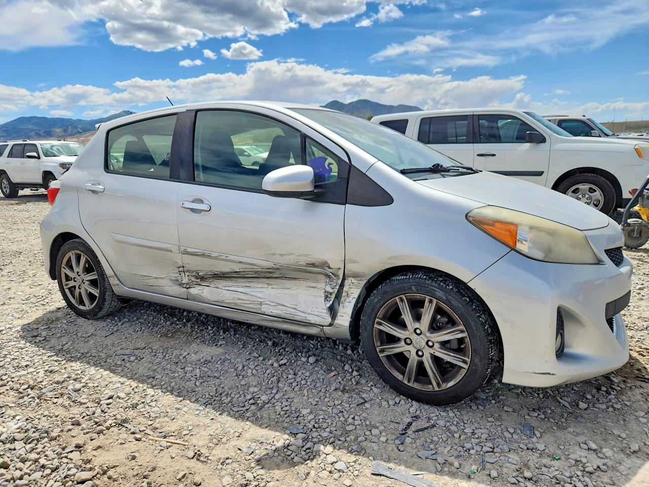 2013 Toyota Yaris 5-door Se Серебряный vin: JTDKTUD36DD542293