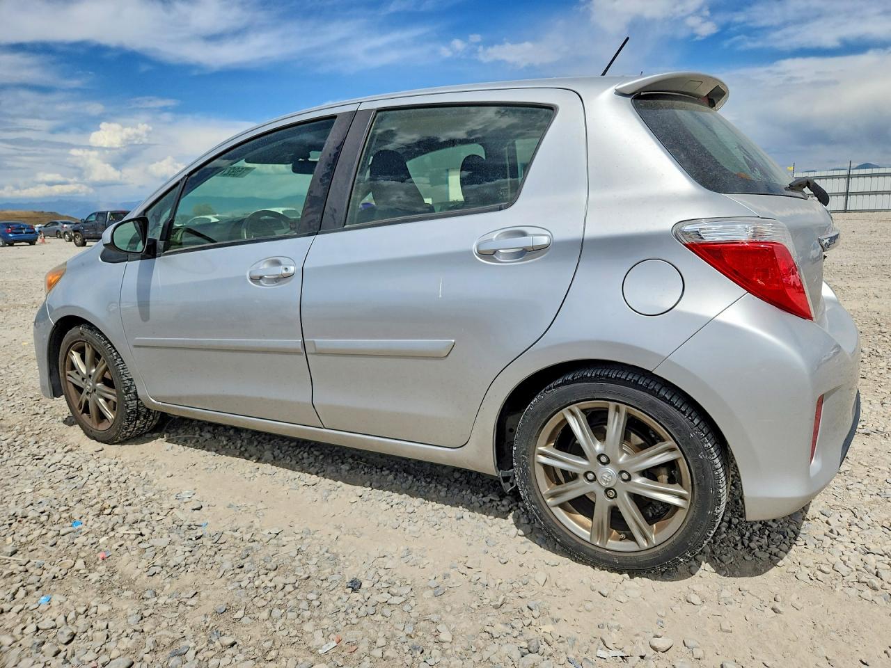 2013 Toyota Yaris 5-door Se Серебряный vin: JTDKTUD36DD542293