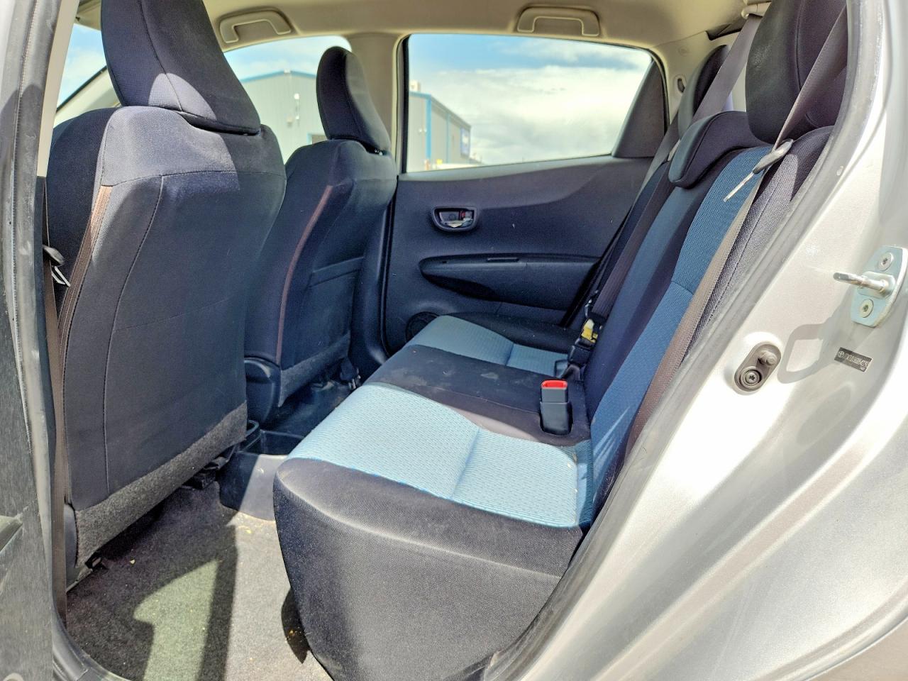 2013 Toyota Yaris 5-door Se Серебряный vin: JTDKTUD36DD542293