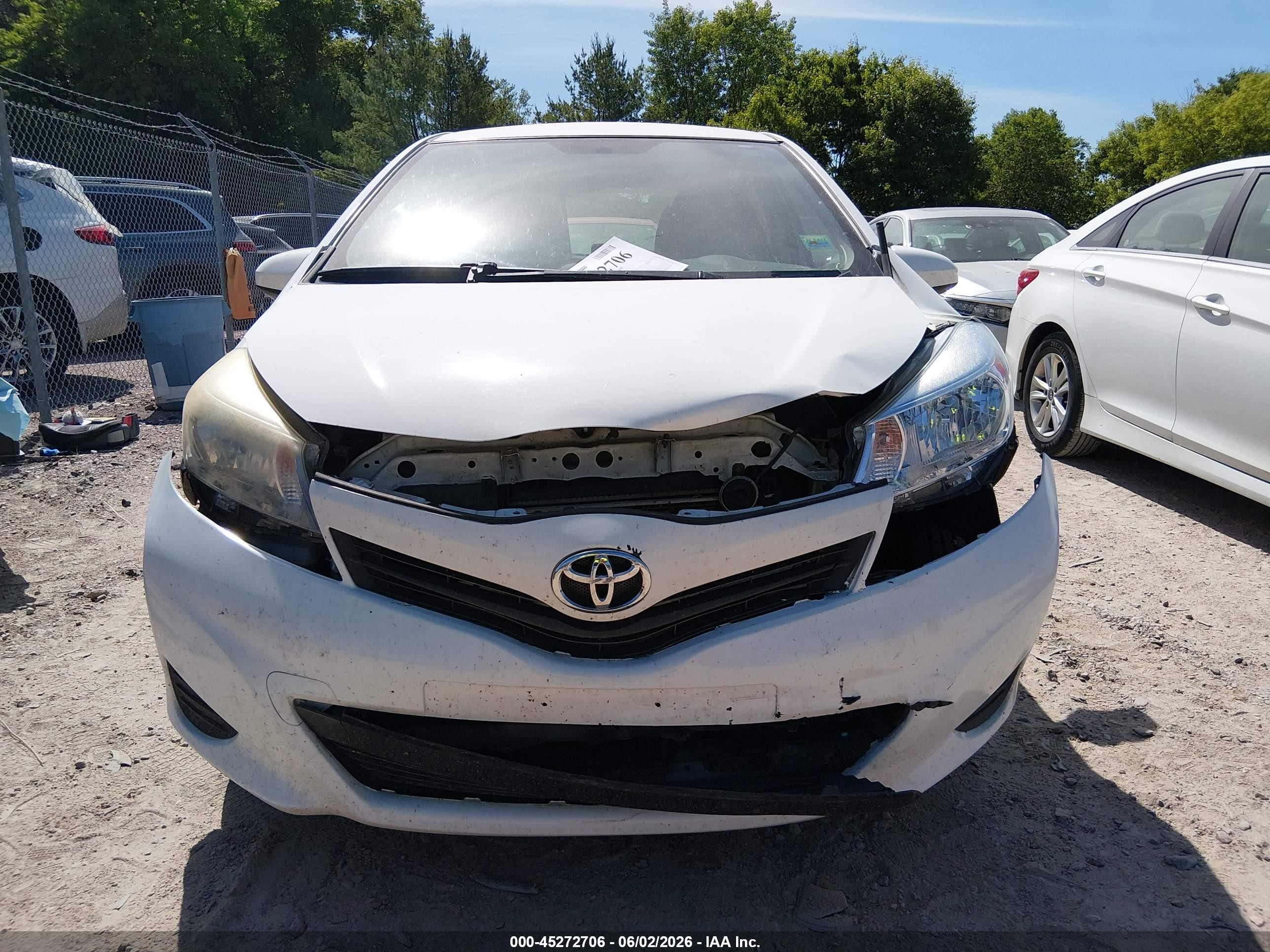 2013 Toyota Yaris Le White vin: JTDKTUD36DD547316