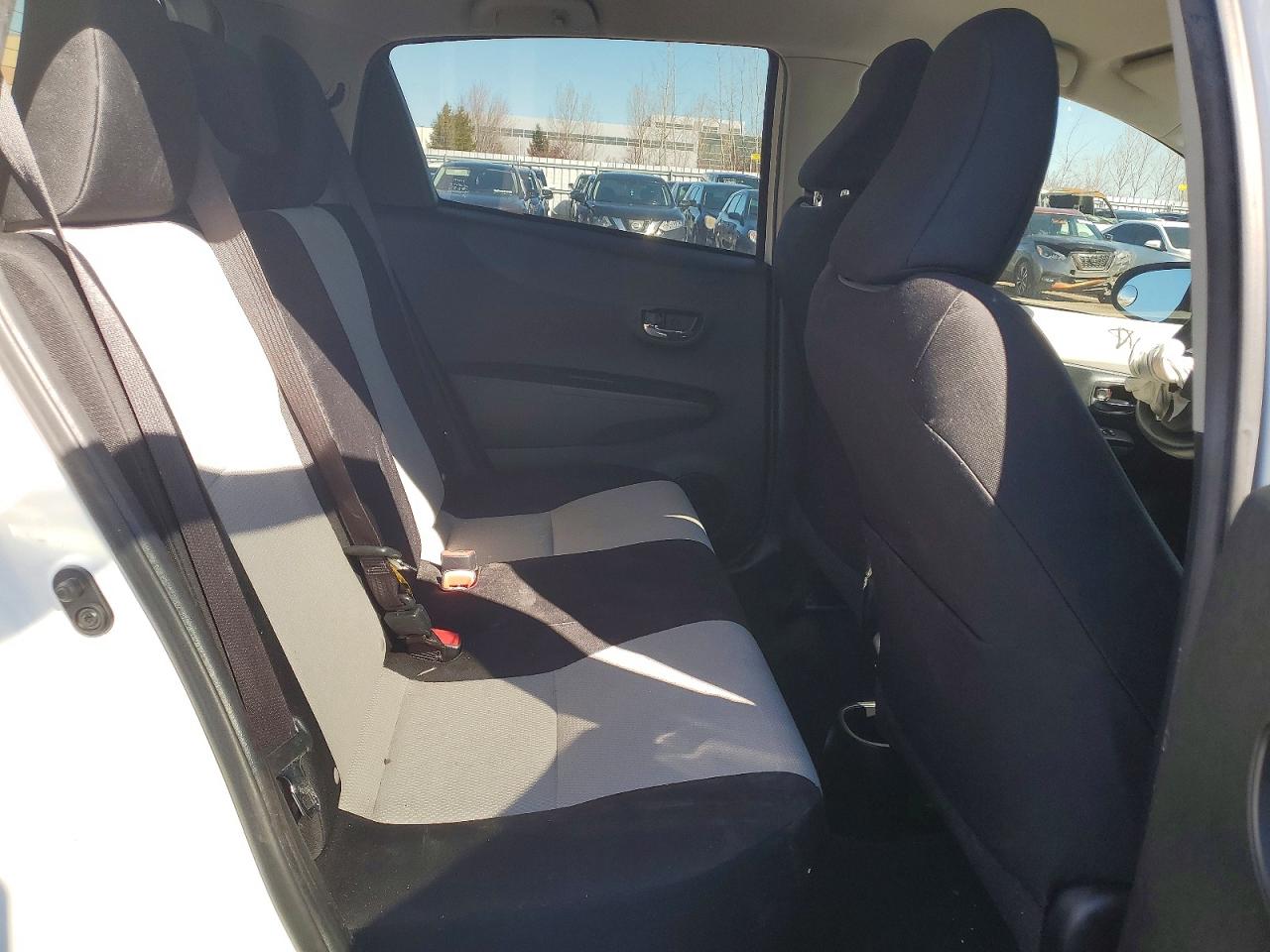 2013 Toyota Yaris 5-door L White vin: JTDKTUD36DD563712