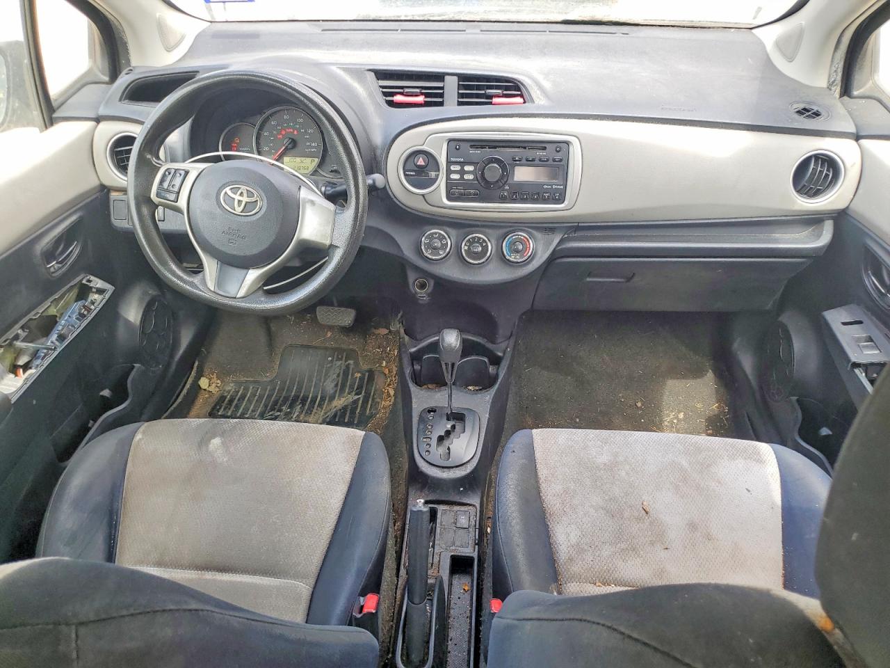 2012 Toyota Yaris 5-door Le Gray vin: JTDKTUD37CD509995