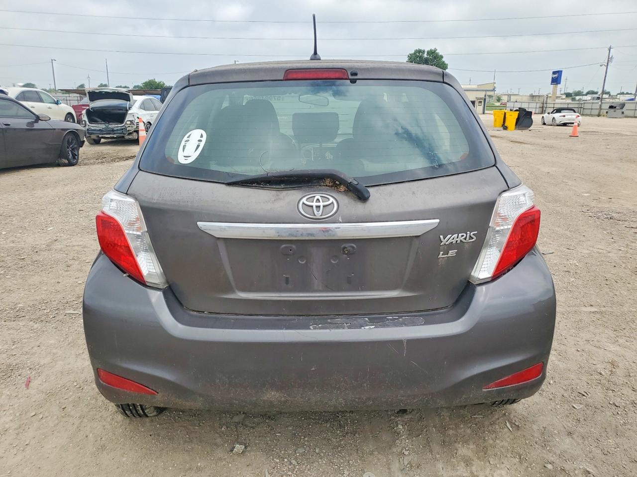 2012 Toyota Yaris 5-door Le Gray vin: JTDKTUD37CD509995