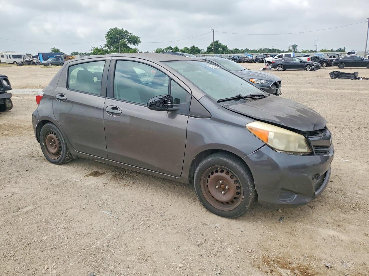 2012 Toyota Yaris 5-door Le Gray vin: JTDKTUD37CD509995