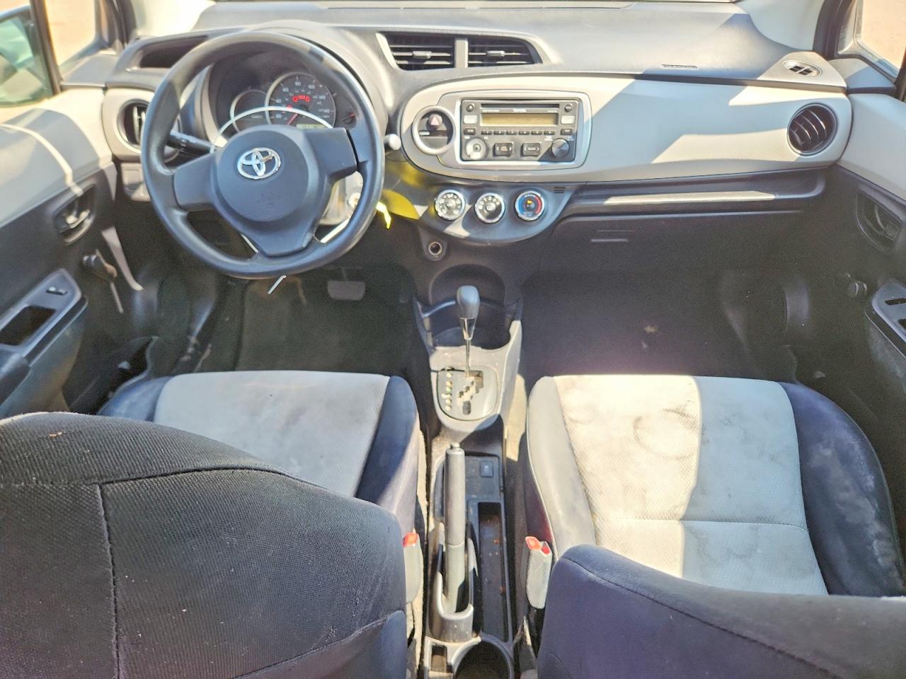 2012 Toyota Yaris 5-door L Серебряный vin: JTDKTUD37CD511987