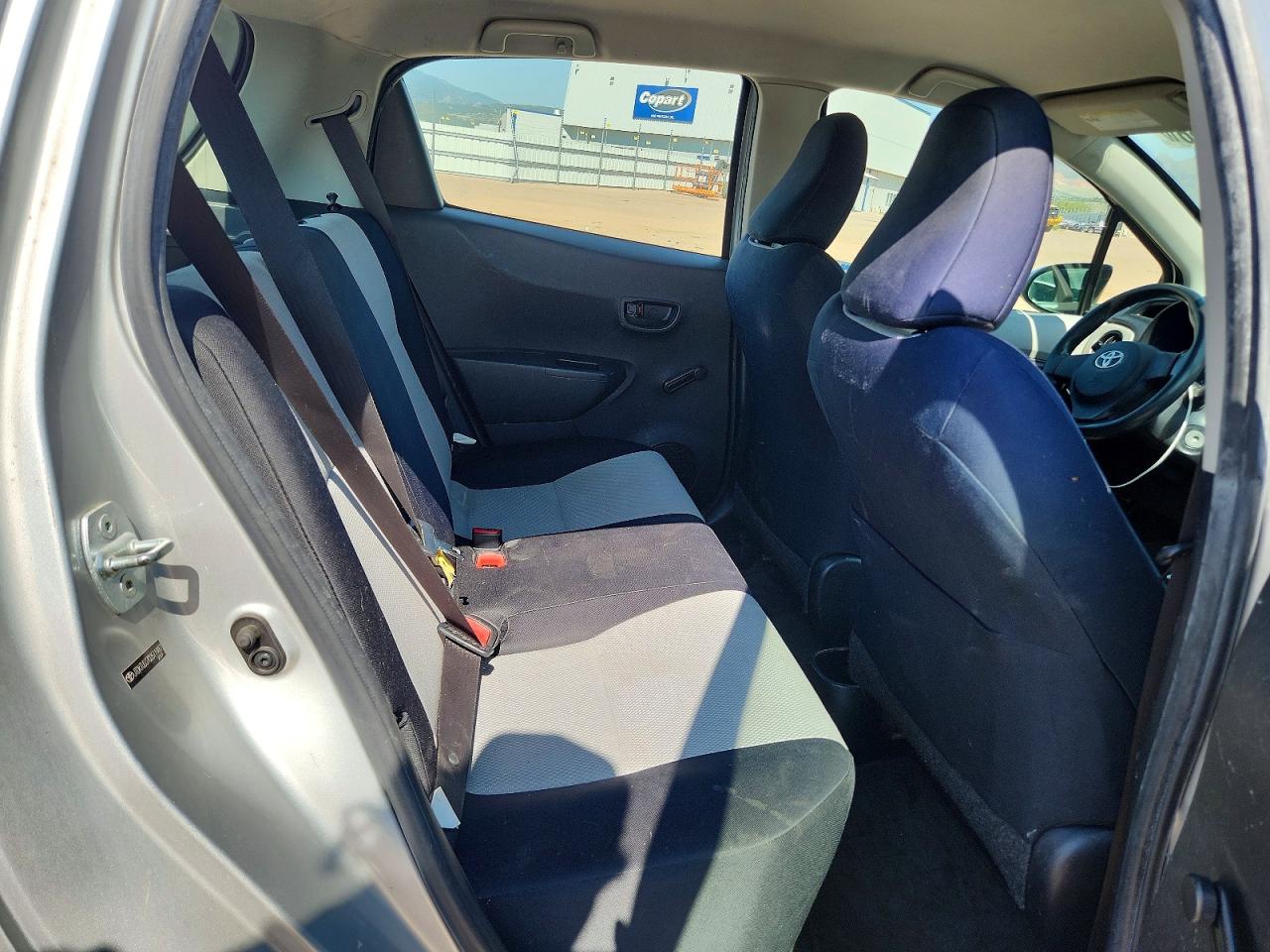 2012 Toyota Yaris 5-door L Серебряный vin: JTDKTUD37CD511987
