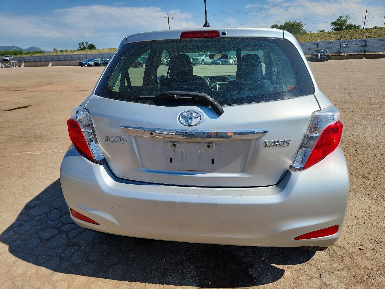 2012 Toyota Yaris 5-door L Серебряный vin: JTDKTUD37CD511987