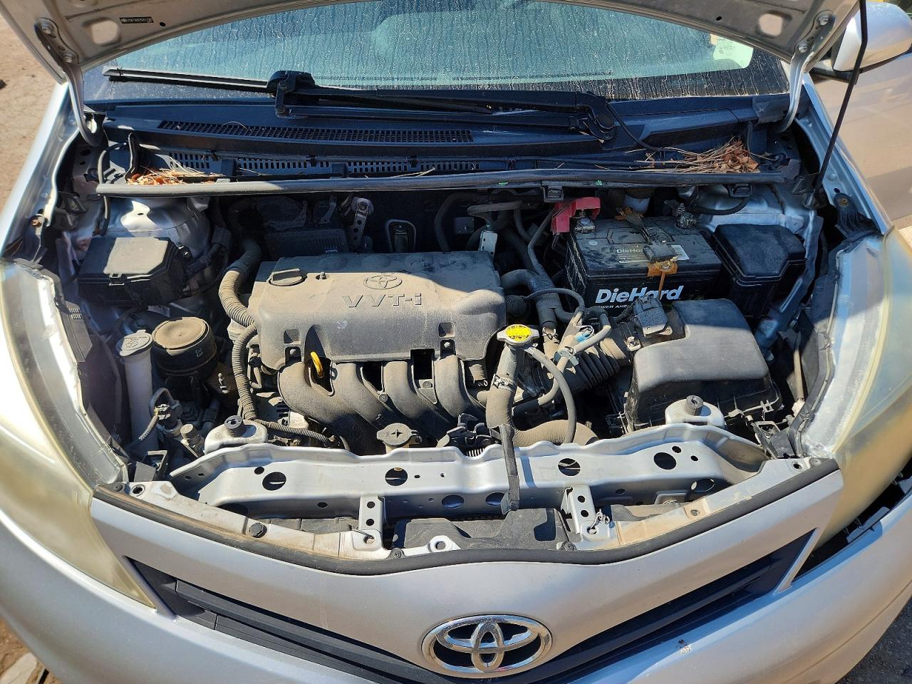 2012 Toyota Yaris 5-door L Серебряный vin: JTDKTUD37CD511987