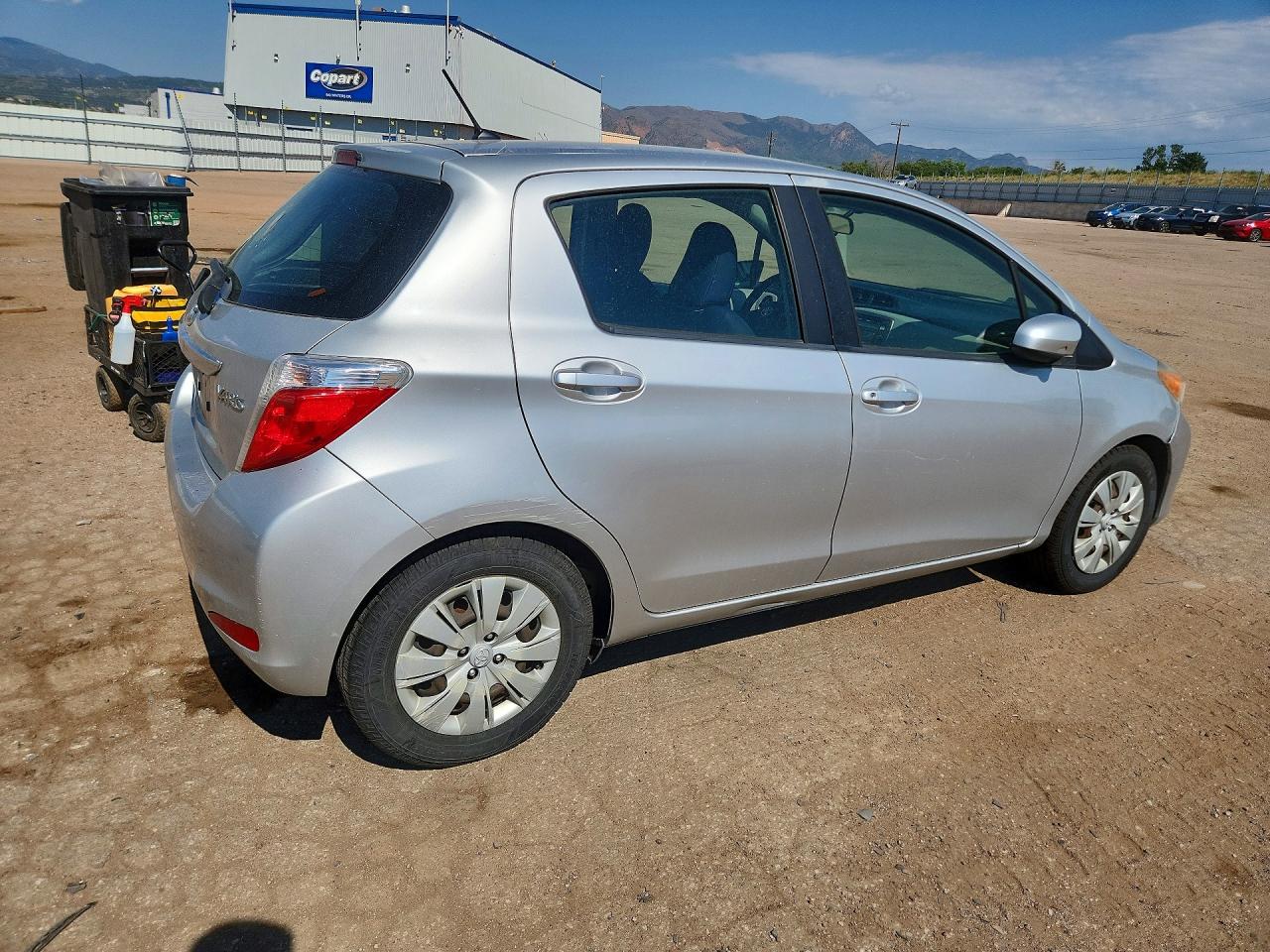 2012 Toyota Yaris 5-door L Серебряный vin: JTDKTUD37CD511987