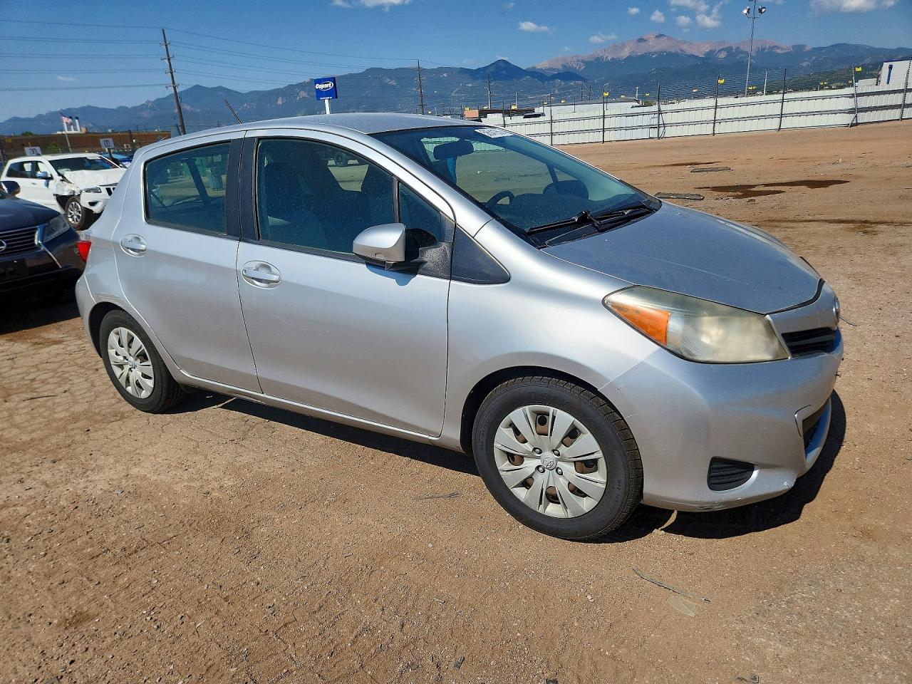 2012 Toyota Yaris 5-door L Серебряный vin: JTDKTUD37CD511987