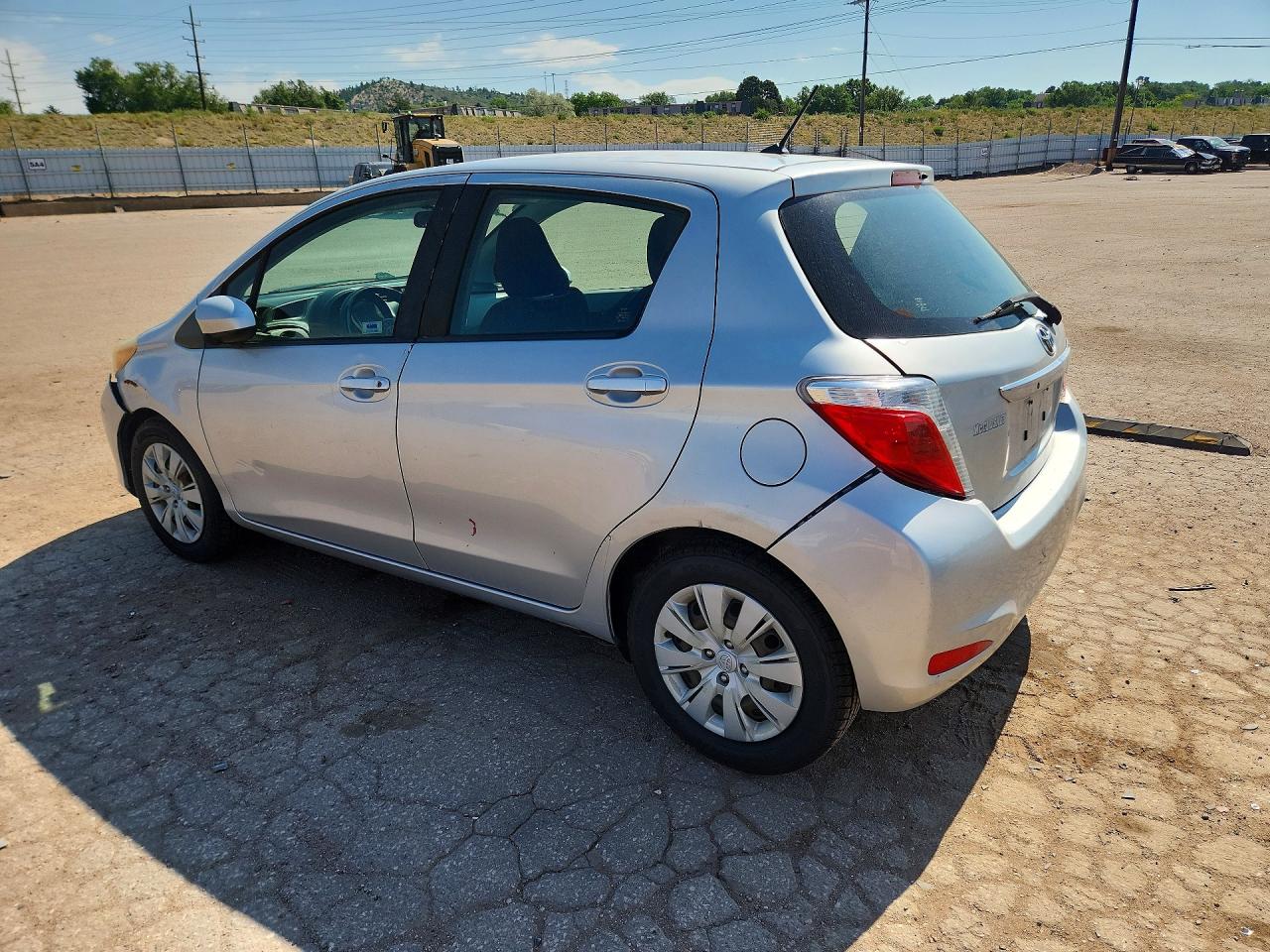 2012 Toyota Yaris 5-door L Серебряный vin: JTDKTUD37CD511987