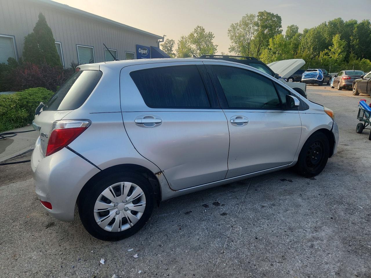 2012 Toyota Yaris 5-door Le Silver vin: JTDKTUD37CD521676