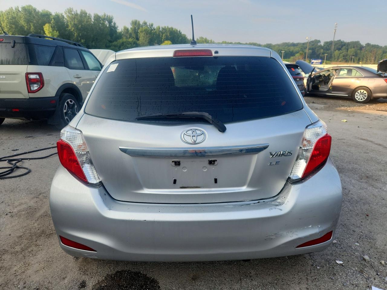 2012 Toyota Yaris 5-door Le Silver vin: JTDKTUD37CD521676